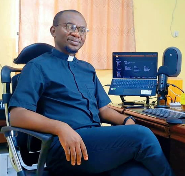 Vatican News: Rise in social media usage among Africa’s young people raises concern.